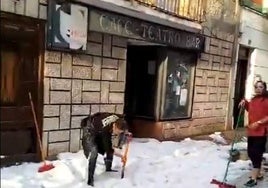 Una espectacular granizada tiñe de blanco Cacabelos y deja «graves daños» en sus cultivos