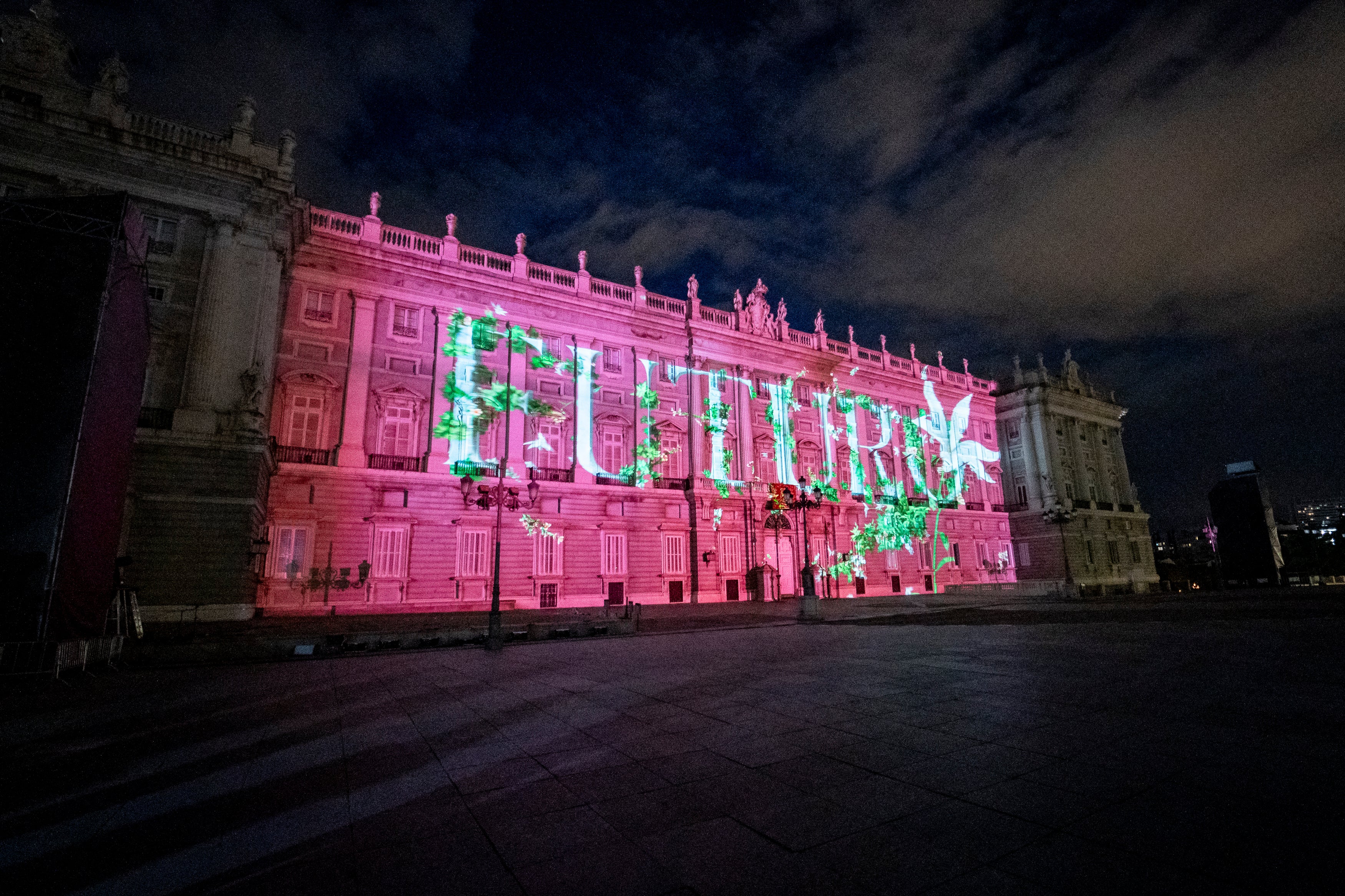 La palabra Futuro proyectada en el videomaping en el Palacio Real.