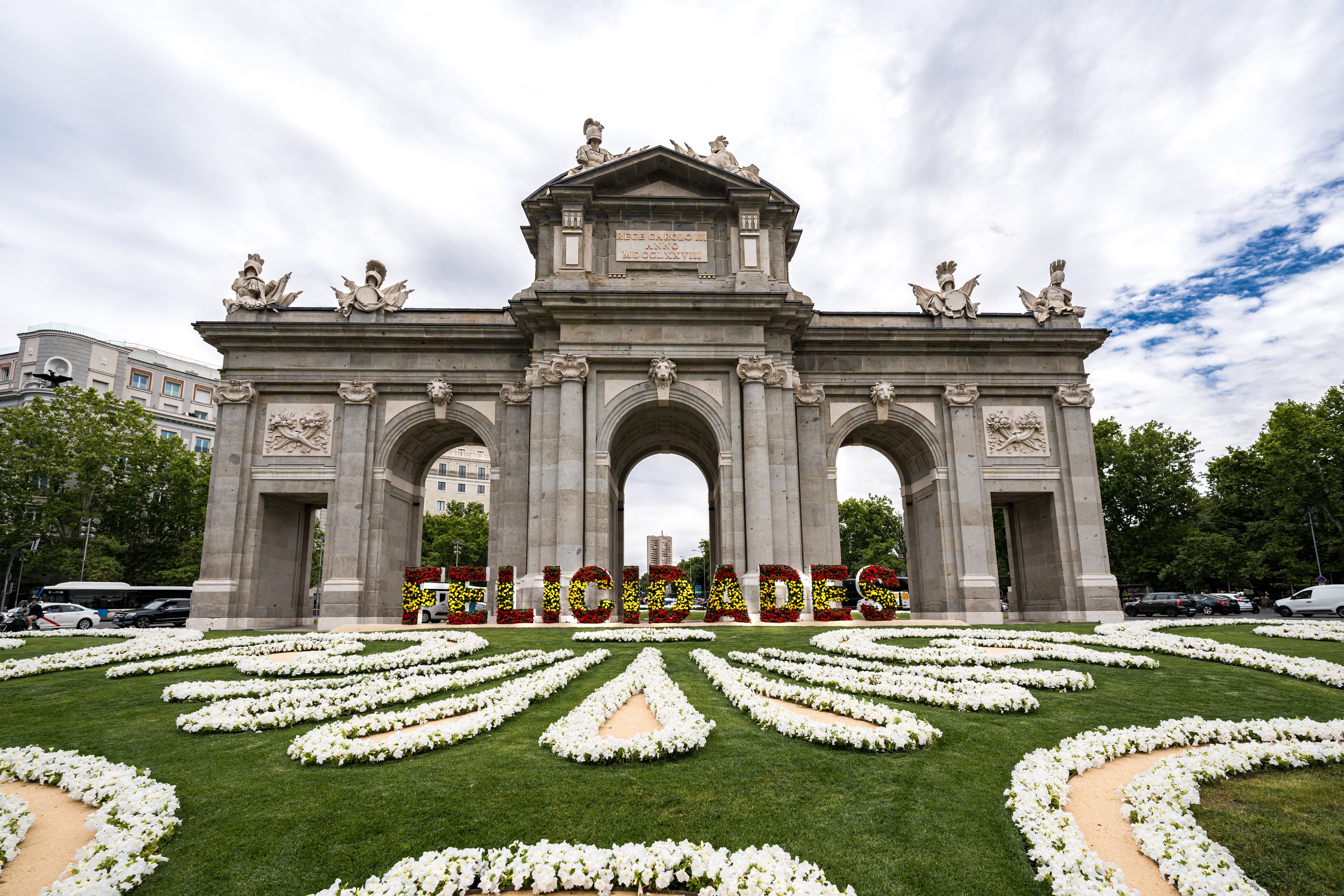 La Puerta de Alcalá de Madrid se ha llenado hoy de flores procedentes de los viveros municipales para el décimo aniversario de la coronación del Rey Felipe VI.