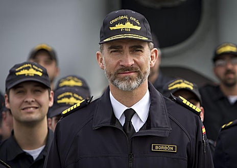 Imagen secundaria 1 -  Por orden, de arriba hacia abajo: el Rey Felipe visita la Academia General Militar (2024)/ Don Felipe visita por primera vez como Monarca a una unidad de la Armada española, la fragata F-105 Cristobal Colón, en 2015/ Don Felipe preside la Pascua Militar en el Palacio Real (2024)