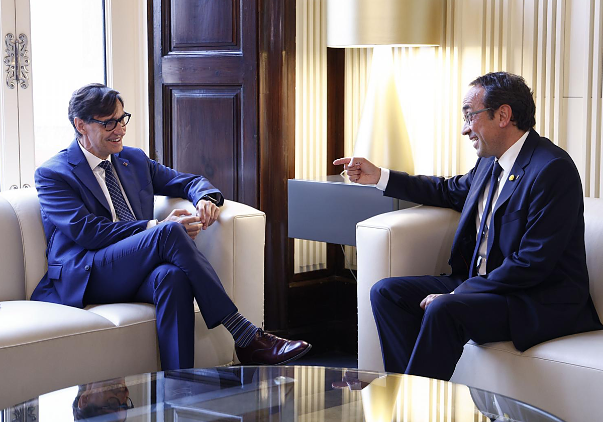 Salvador Illa y Josep Rull, hoy, en el despacho del presidente del Parlamento de Cataluña, durante la reunión mantenida este miércoles para la investidura