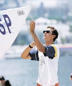Imagen secundaria 2 - Arriba, Don Felipe entrega la medalla a Pau Gasol tras ganar España el Europeo 2015. Sobre estas líneas, Don Felipe y Doña Letizia en el velódromo de los Juegos Olímpicos de Atenas, en 2004, y Don Felipe en los Juegos Olímpicos de Barcelona 92