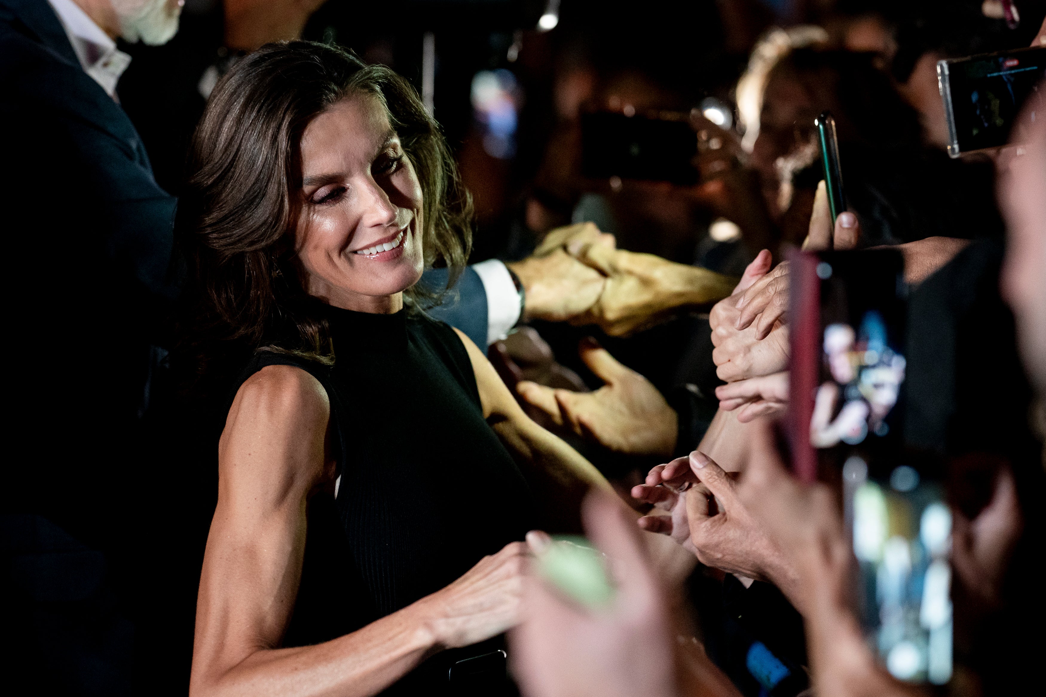 La Reina Letizia saluda al público presente en el Palacio Real.