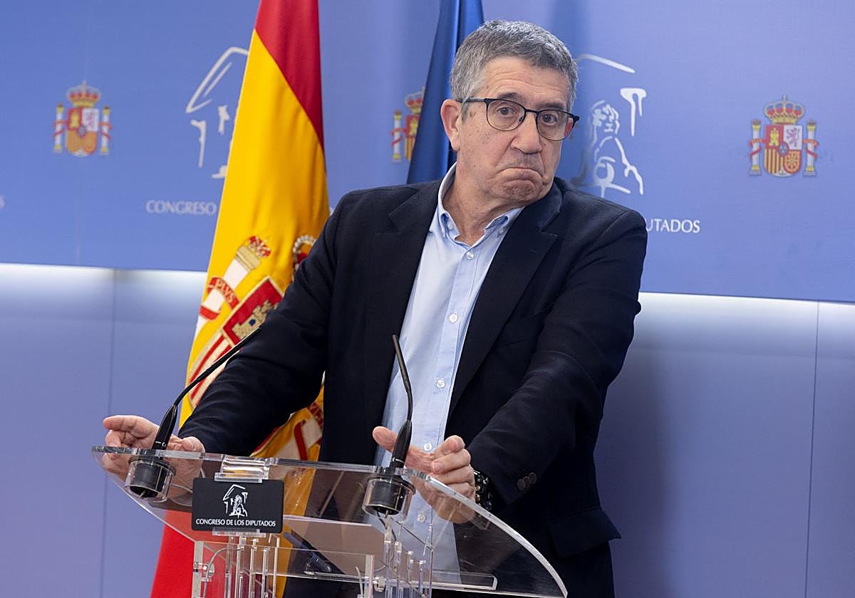 El portavoz del PSOE en el Congreso, Patxi López, durante una rueda de prensa posterior a la Junta de Portavoces.