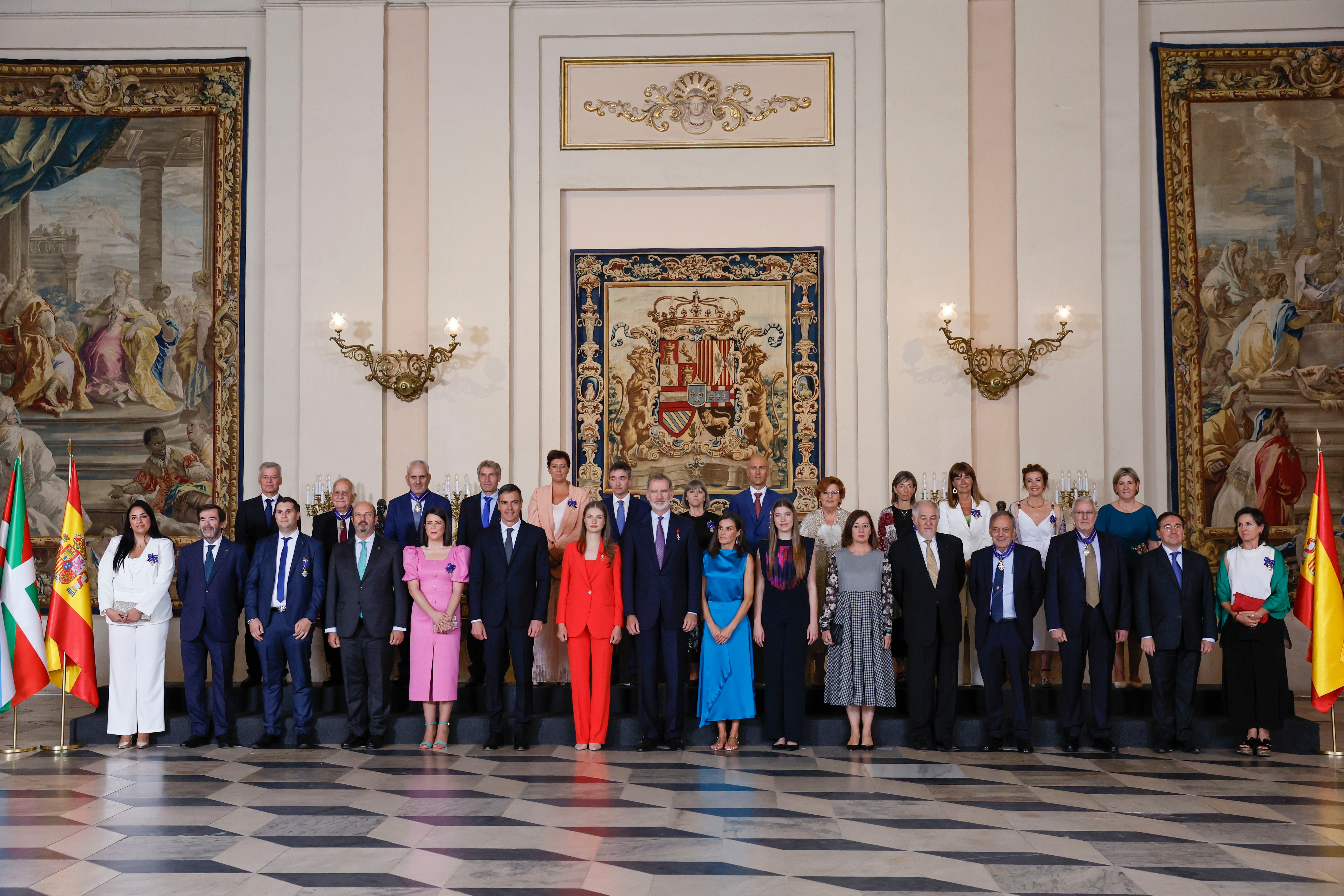 El Rey Felipe VI (6i) posa con diversas personalidades así como con los galardonados para la foto de familia de la imposición de condecoraciones al mérito civil en el Palacio Real.