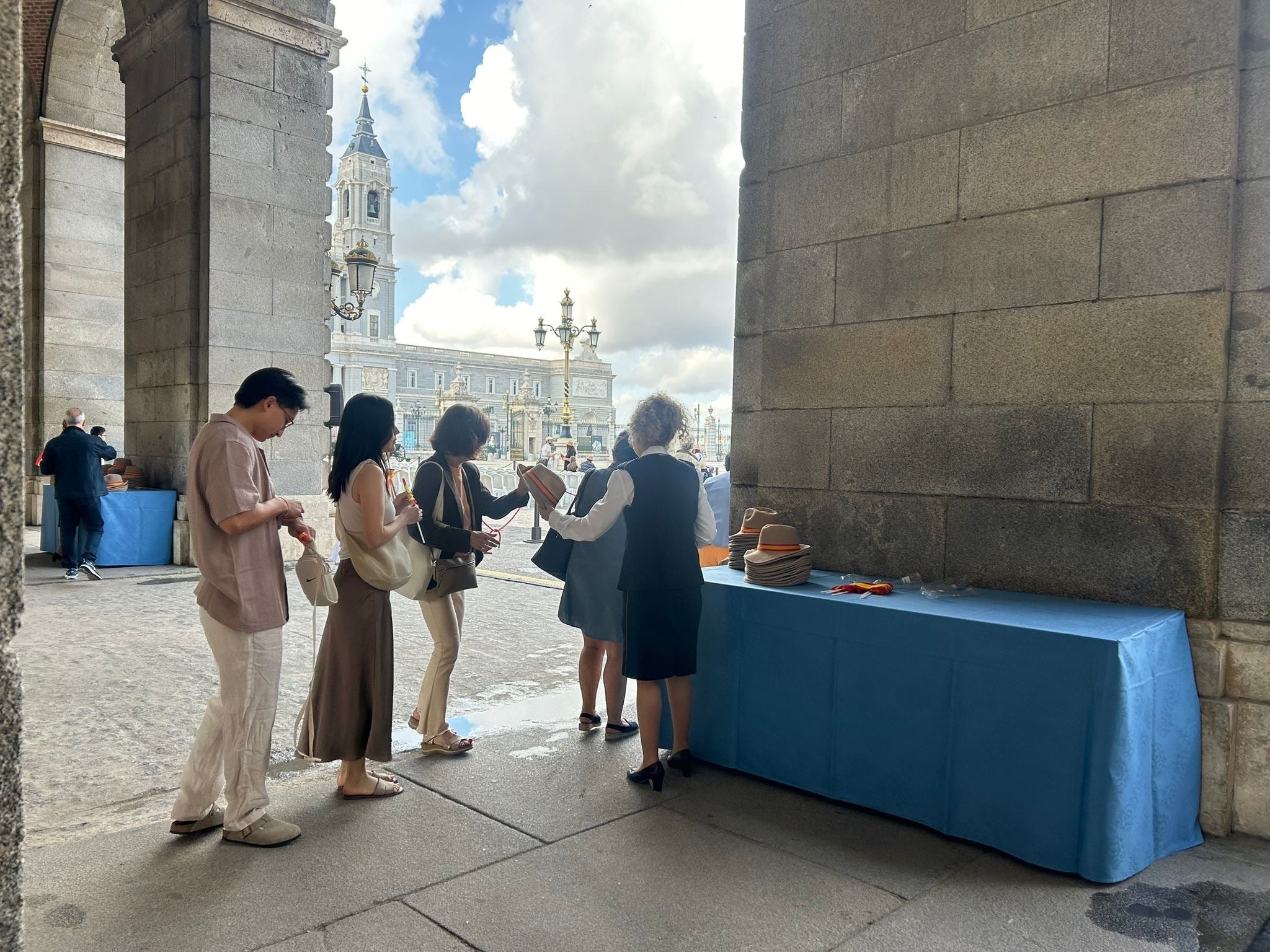 Personas se congregan en la Real Plaza de la Armería para ver el relevo de la Guardia Real y a la Familia Real.