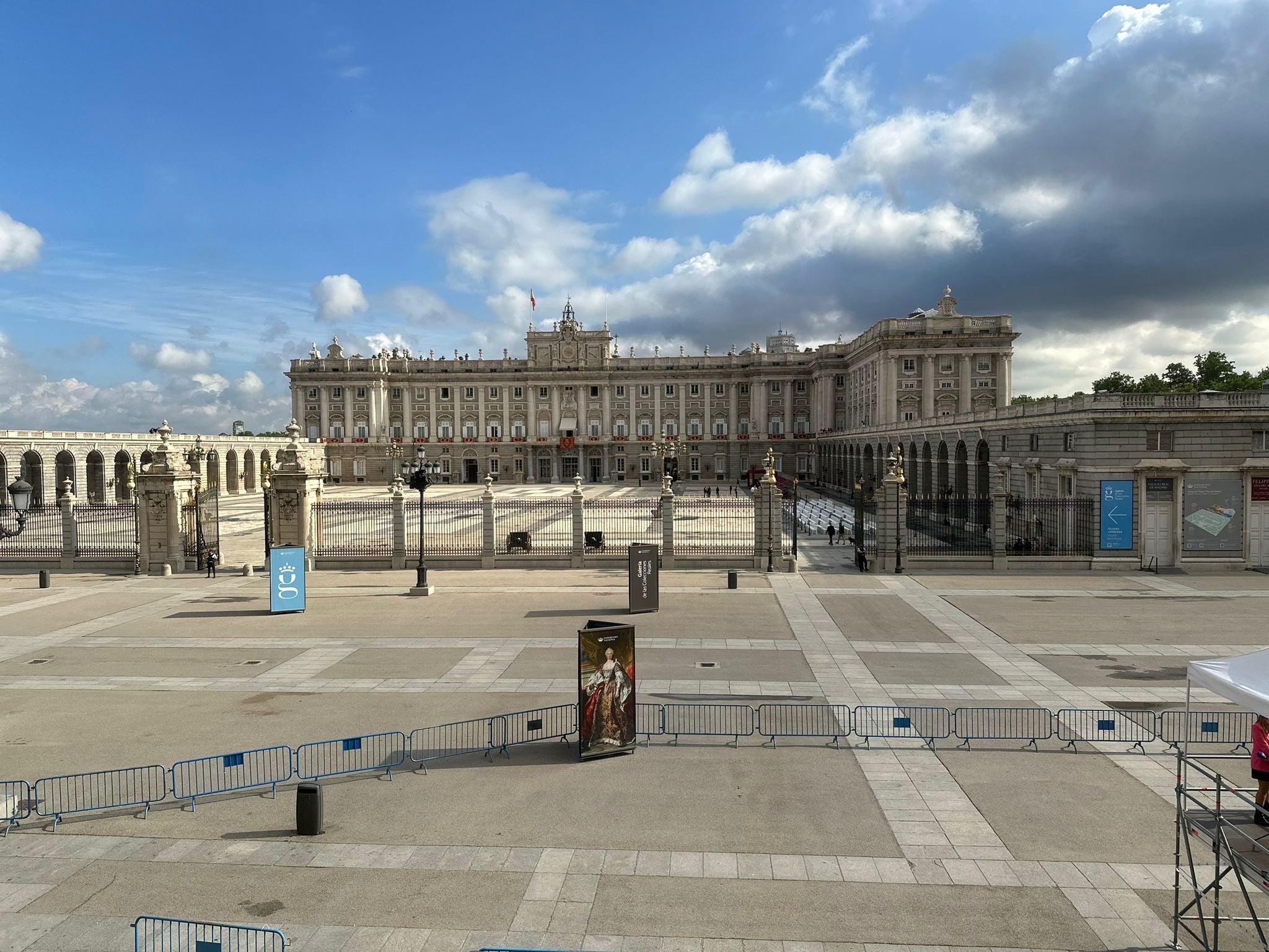 La Real Plaza de la Armería preparada para acoger los actos por el décimo aniversario de la coronación de Felipe VI.