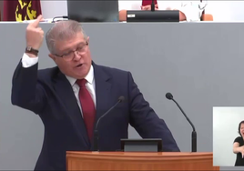 El líder de los socialistas murcianos hace una peineta en pleno discurso del Debate sobre el estado de la Región