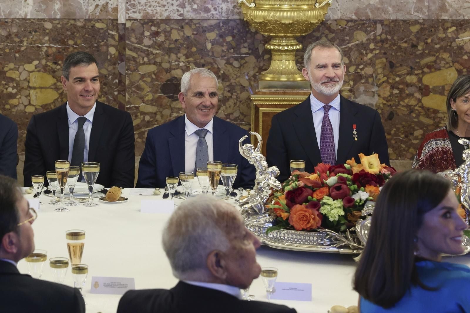 Sentado a la derecha, Felipe VI; a la izquierda, el presidente del Gobierno, Pedro Sánchez; y el presidente de la Asociación Cultural Al Idrissi, Abdelkader Chaib Haddu, en el brindis del almuerzo en el Palacio Real