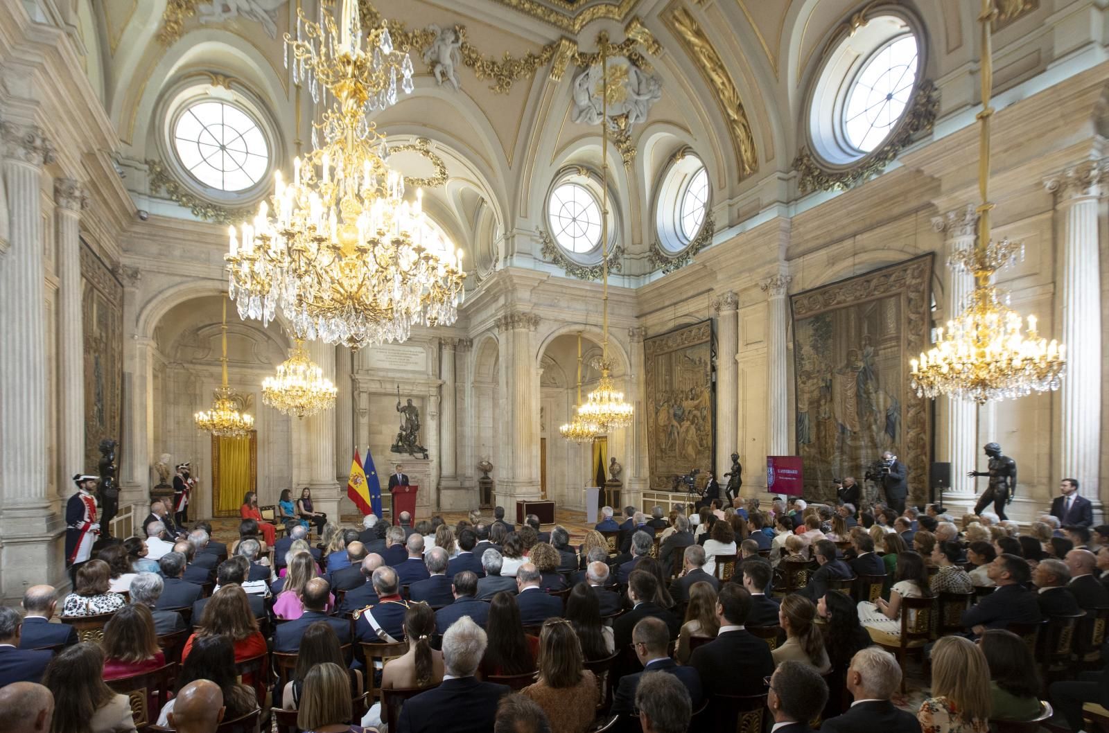 Los asistentes al acto de imposiciones de condecoraciones de la Orden del Mérito Civil