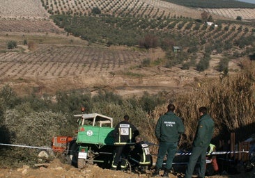 Muere un hombre de 78 años al volcar su tractor en Lucena