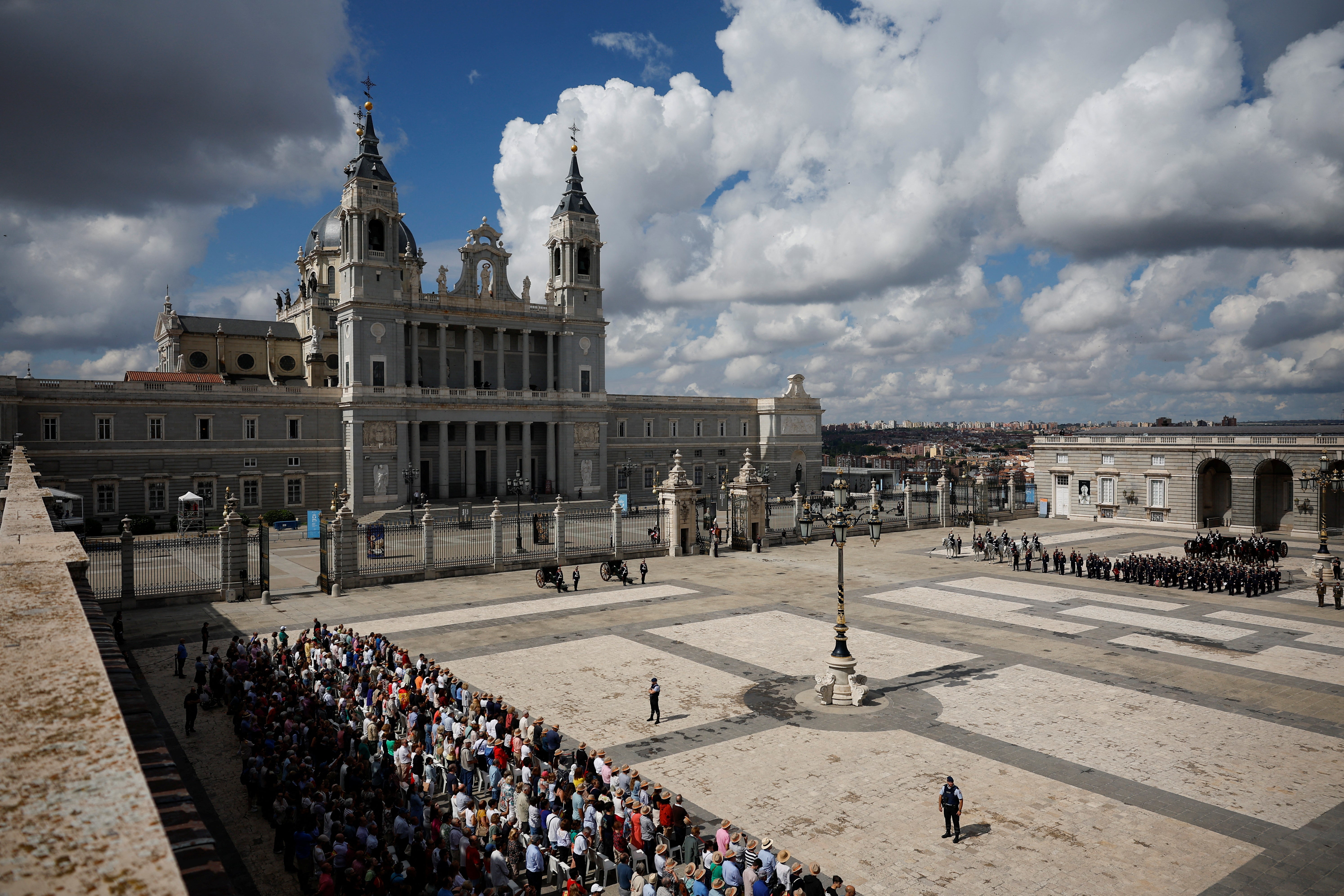 La gente espera la ceremonia del relevo de la Guardia Real, junto a la Catedral de Santa María la Real de la Almudena.