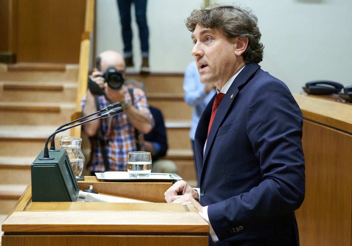 El secretario general del PSE-EE, Eneko Andueza, interviene durante el pleno de designación del lehendakari