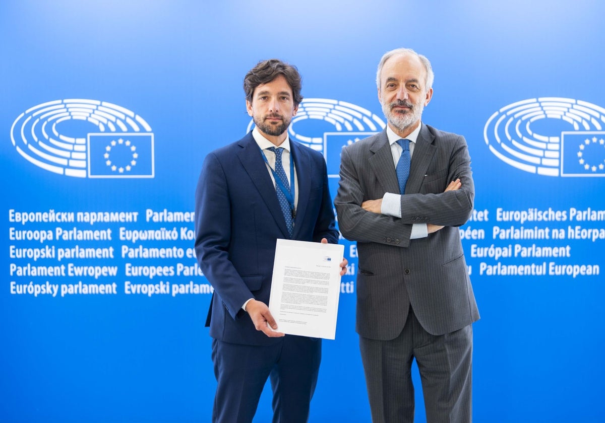 Adrián Vázquez y Francisco Millán Mon, con la carta remitida a la Comisión Europea