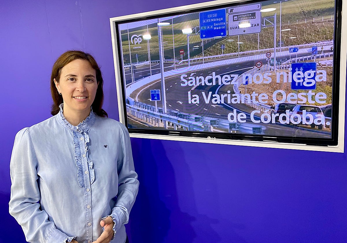 La senadora del PP por Córdoba Cristina Casanueva delante de un plasma con la Variante Oeste