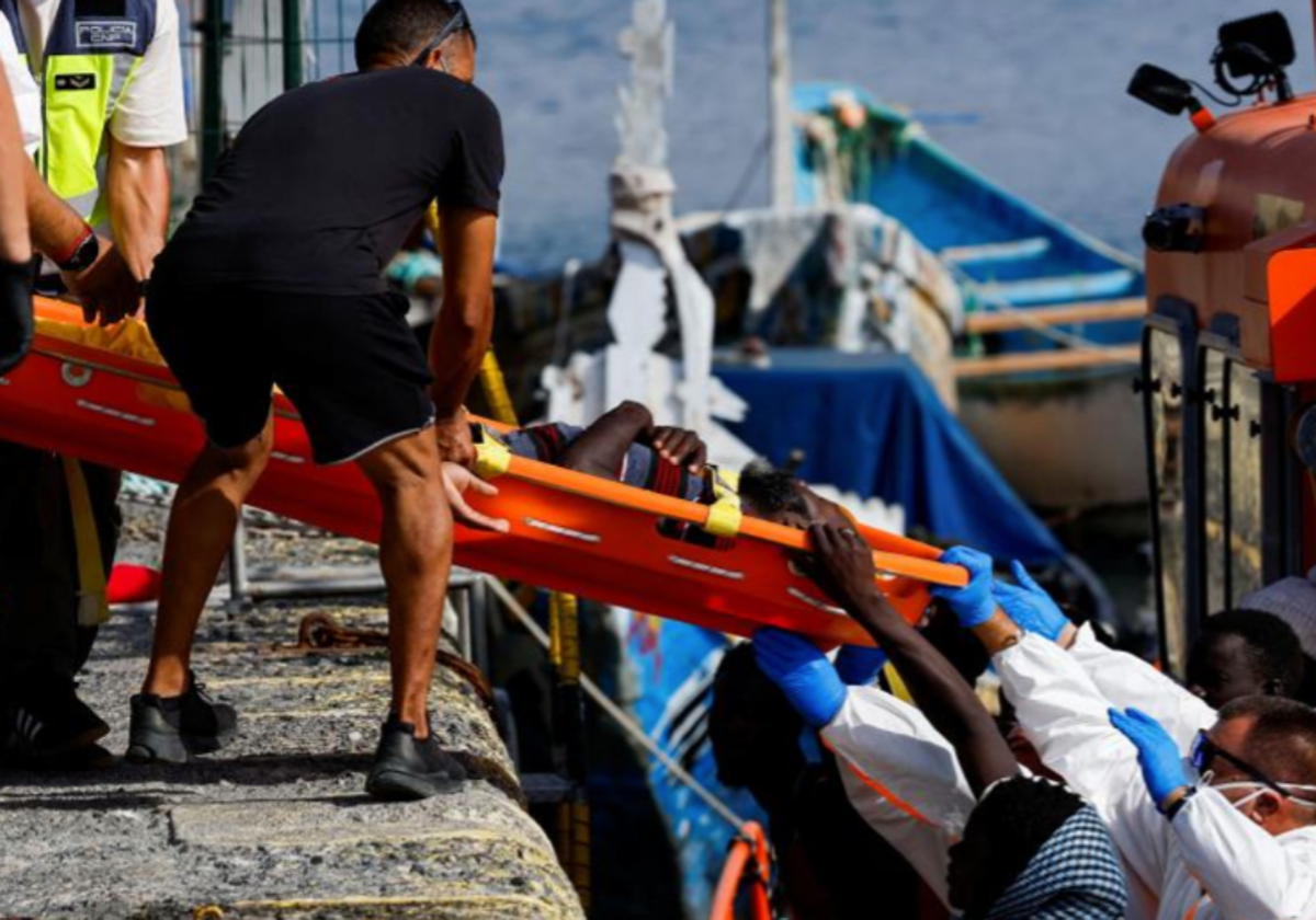 Rescate de un cayuco con una persona en estado grave en el muelle de Arguineguín, en septiembre