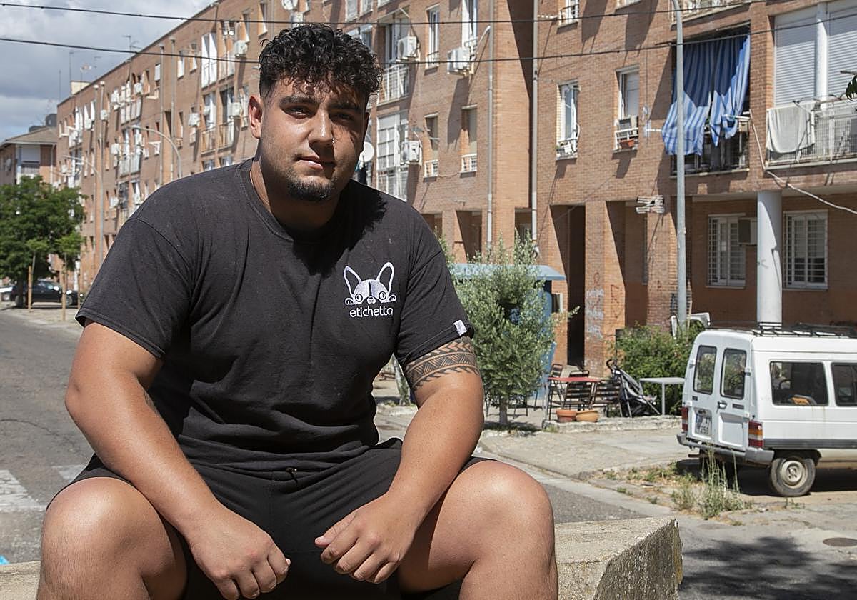 Rafa García posa para ABC en uno de los bloques de Las Palmeras