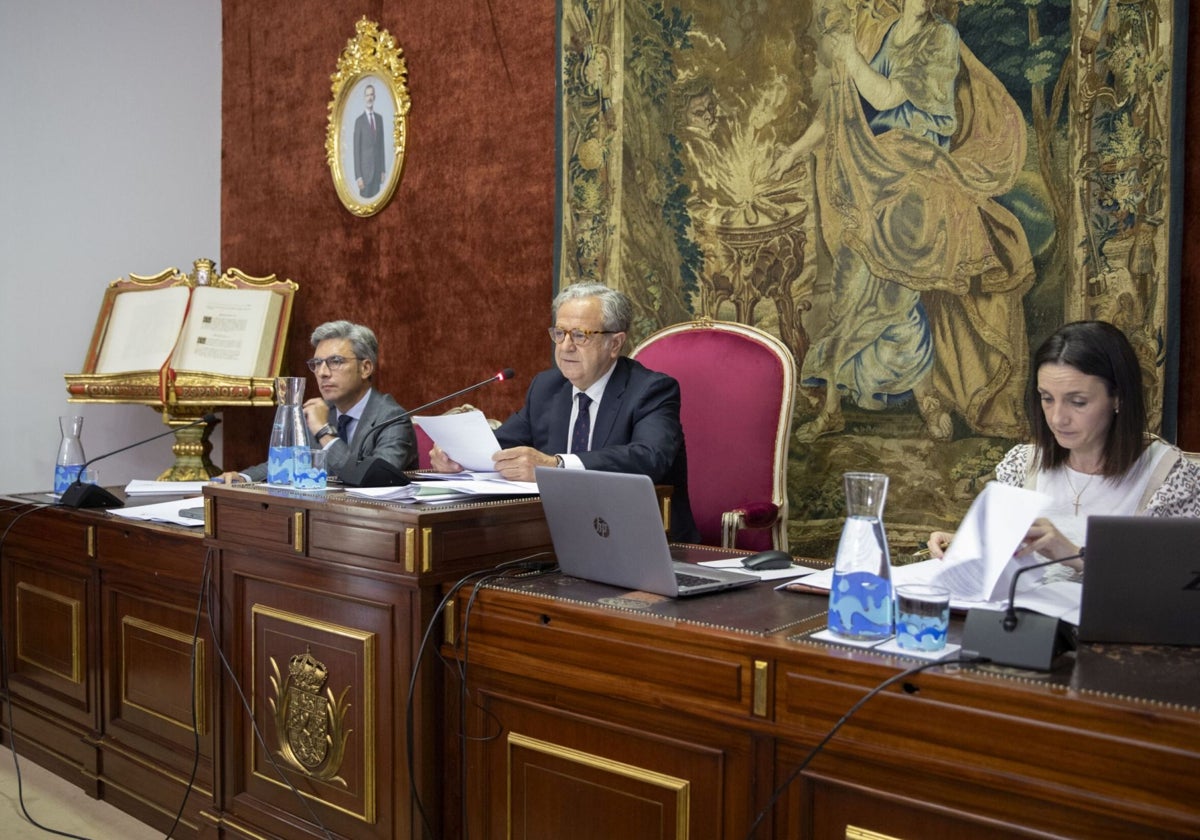 El presidente, Salvador Fuentes, y los vicepresidentes Andrés Lorite y Marta Siles, durante el Pleno