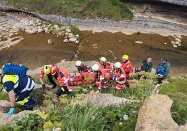 Evacuado en helicóptero un hombre que presentaba un traumatismo craneal tras caer por un acantilado en Cantabria