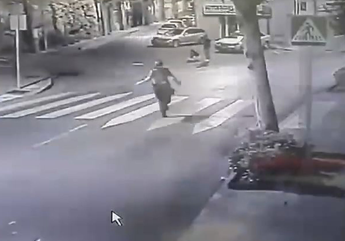 La agente corre hacia el agresor en las proximidades del cuartel