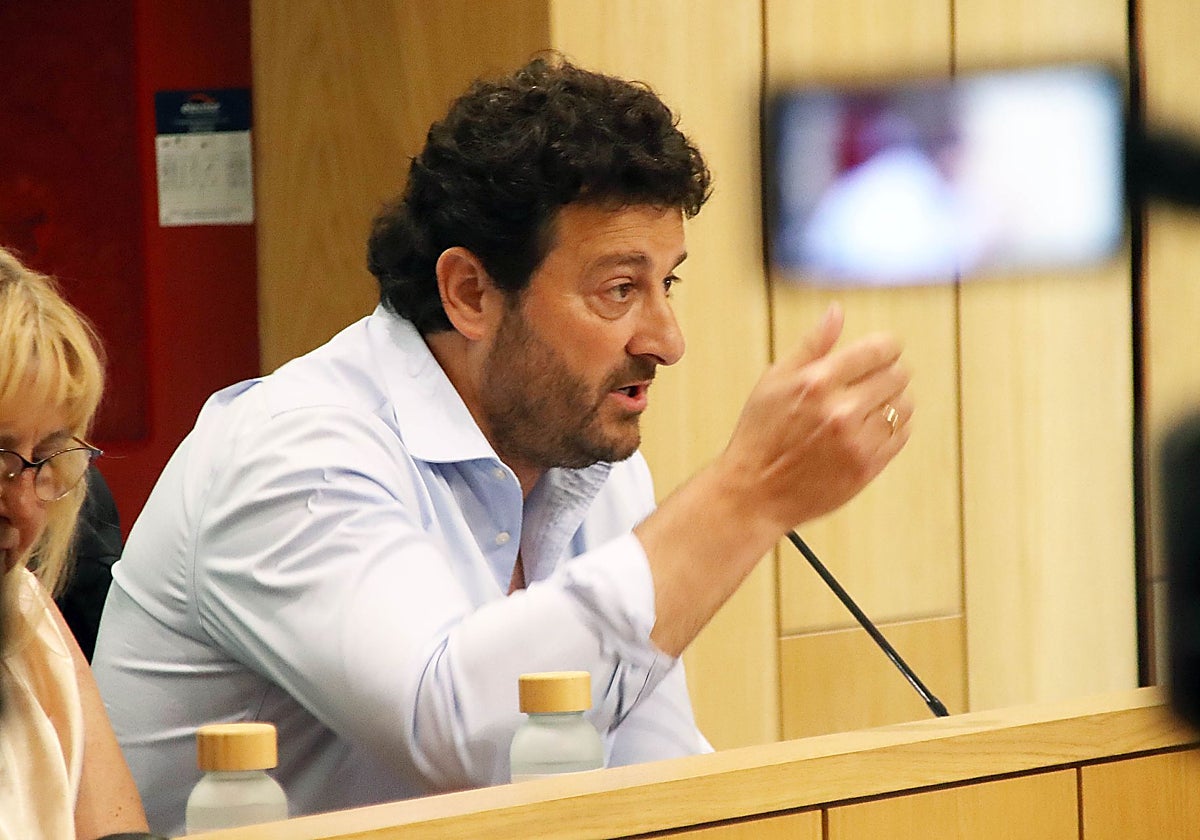 El portavoz del PP en el Ayuntamiento de Villaquilambre, Manuel García, este jueves durante el pleno