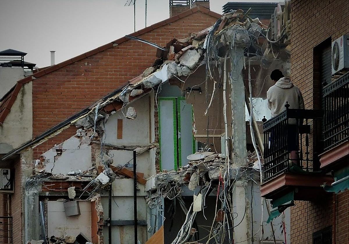 Obras de derribo de un inmueble en San Fernando de Henares afectado por las obras de ampliación de la 7B de Metro