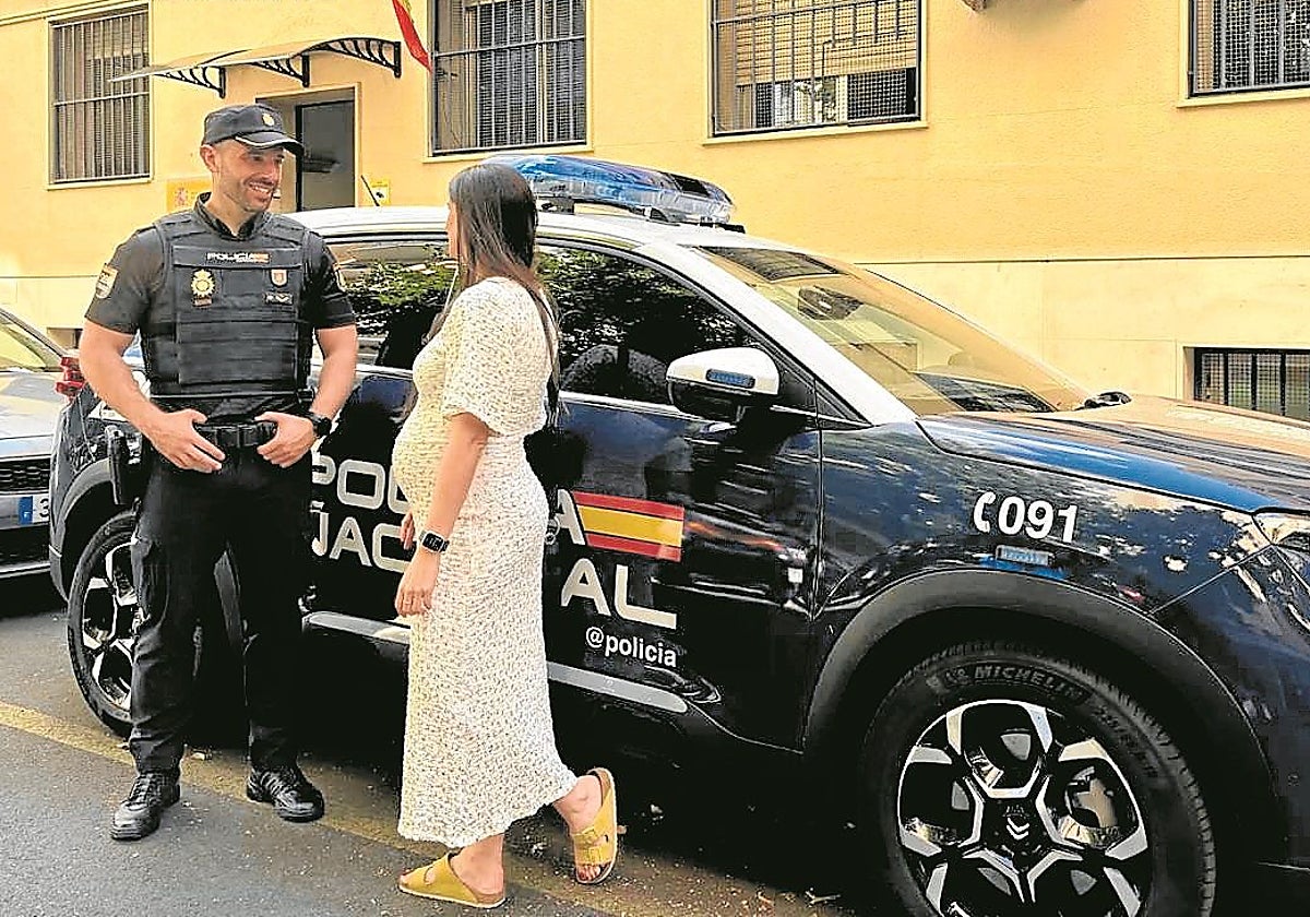 El agente David y la mujer del afectado, superado el trance