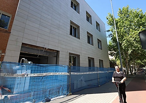 Imagen secundaria 1 - El edificio de los antiguos juzgados de Córdoba tiene 54 años. Se levantó en 1970 para albergar la Audiencia Provincial y el resto de organismos judiciales entonces. La Ciudad de la Justicia vino a modernizar y mejorarlas condiciones y dejó libre un inmueble de casi 13.000 metros cuadrados en pleno corazón de Córdoba donde la Junta, apoyada en fondos Next Generation, ha hecho una intervención de reciclaje para repartir sus departamentos de manera más holgada. Las obras están al 80% y en 2025 abrirán sus puertas.