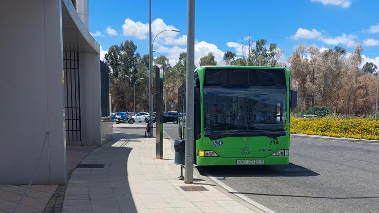 Un autobús del servicio especial a la feria Intercaza, ayer en el Parque Joyero