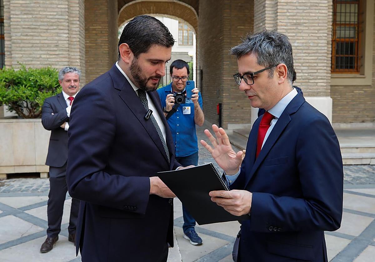 Nolasco (con el micro en la solapa) entrega a Bolaños el dictamen del consejo consultivo de Aragón sobre la ley de amnistía