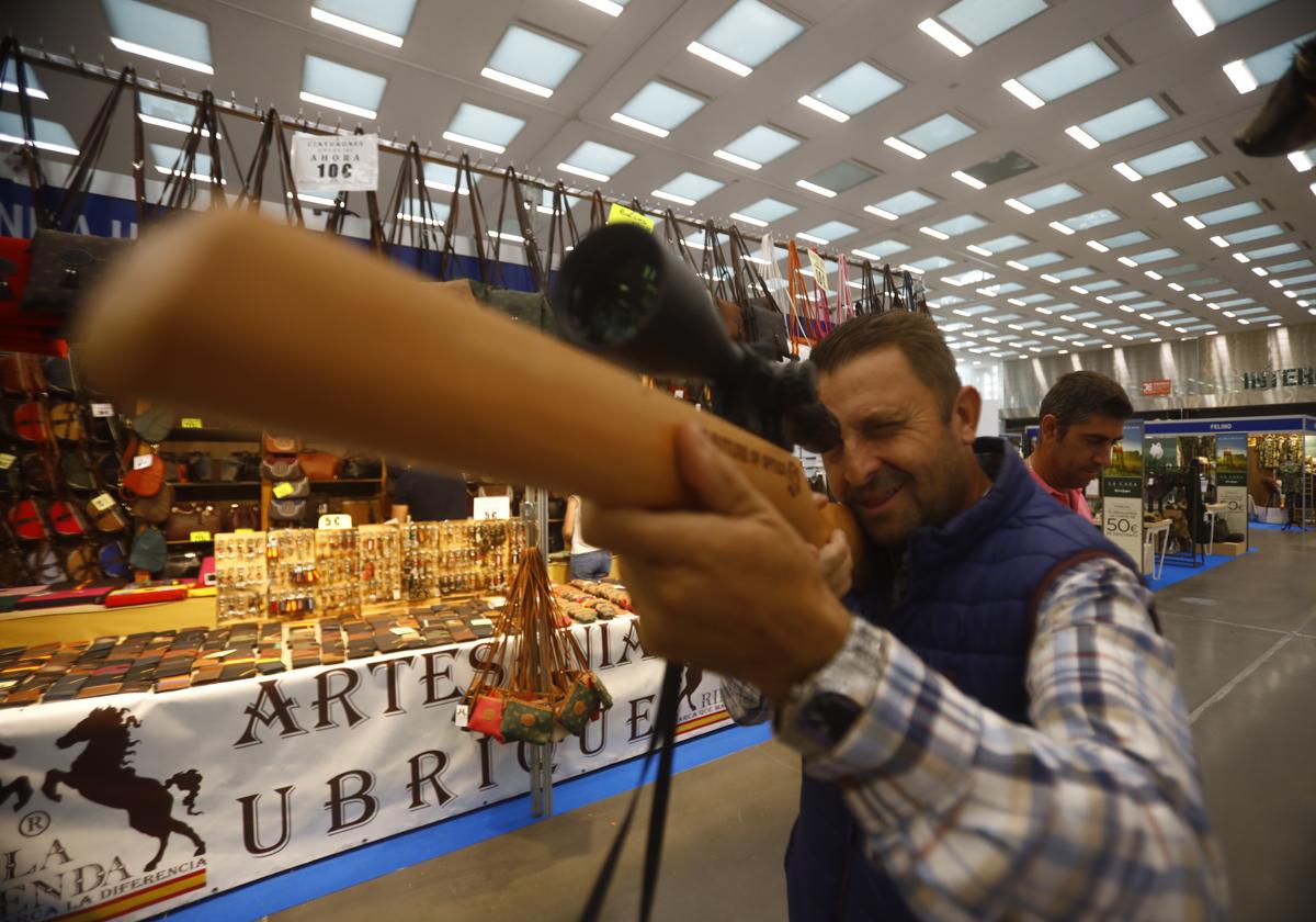 Un hombre prueba una mirilla en jornada inaugural de Intercaza