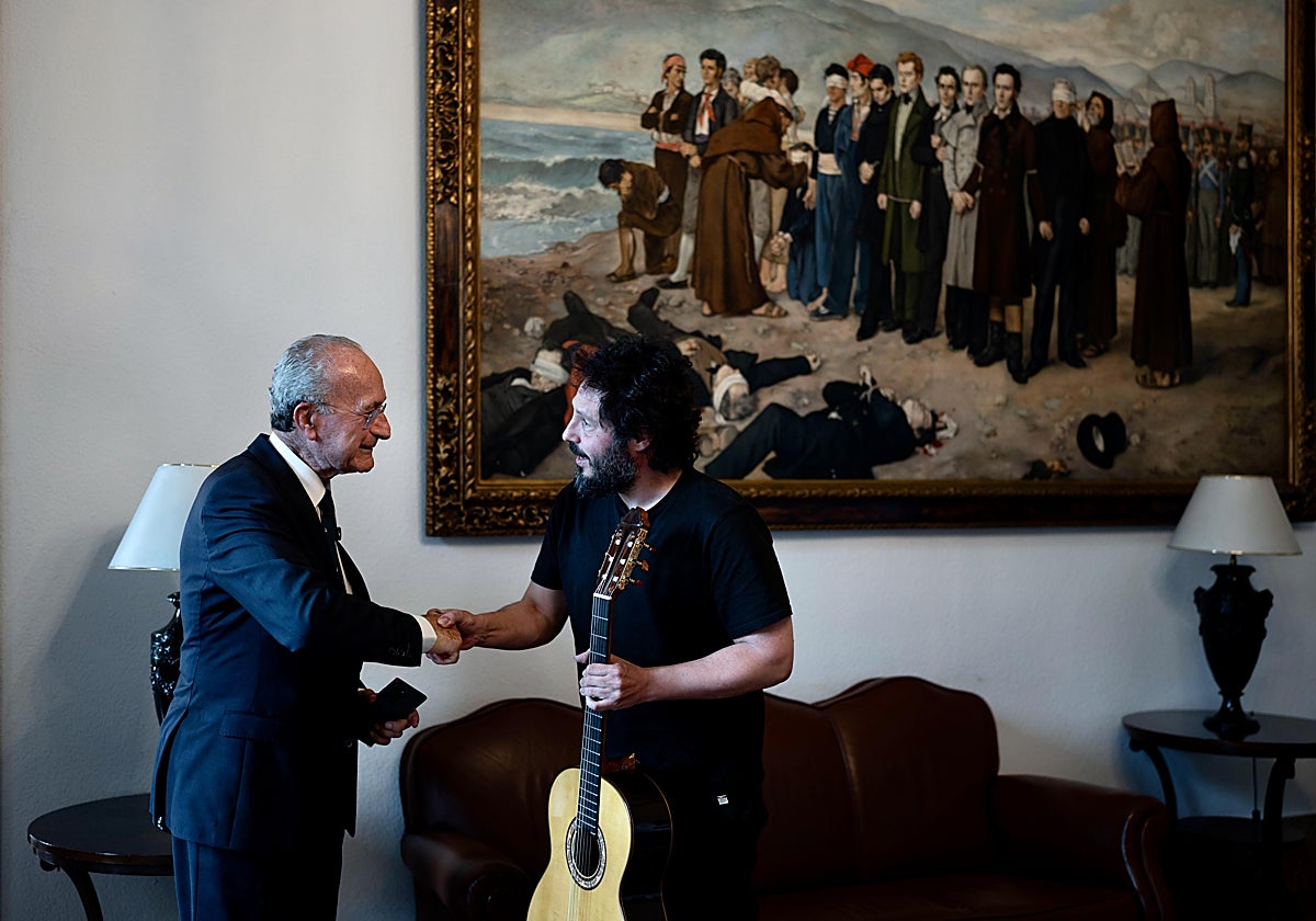 El alcalde de Málaga, Francisco de la Torre, y el artista malagueño Juan Gómez 'El Kanka'