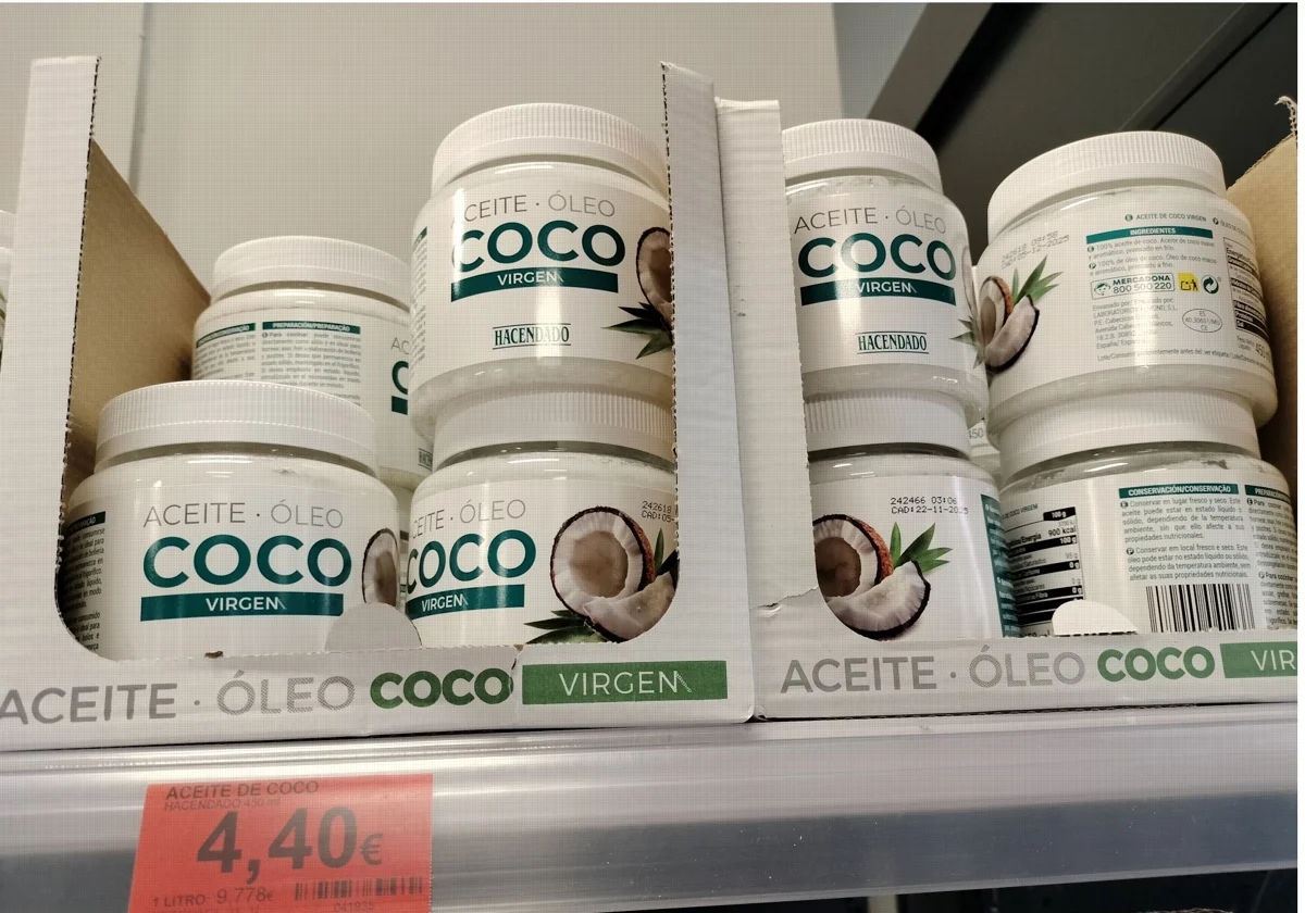 Imagen del aceite de coco virgen de Hacendado en uno de los lineales de Mercadona