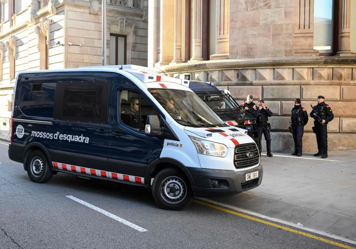 Vehículo de los Mossos d'Esquadra durante una operación.