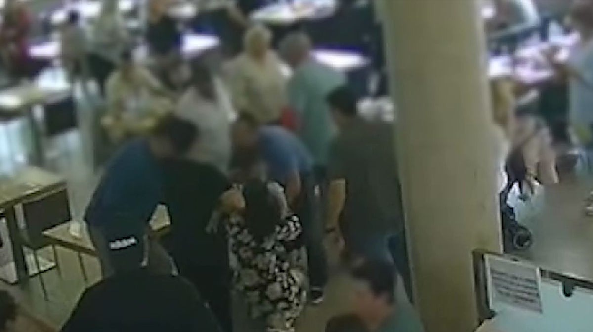 Un policía salva la vida a una niña de 2 años atragantada con un trozo de comida en su cumpleaños