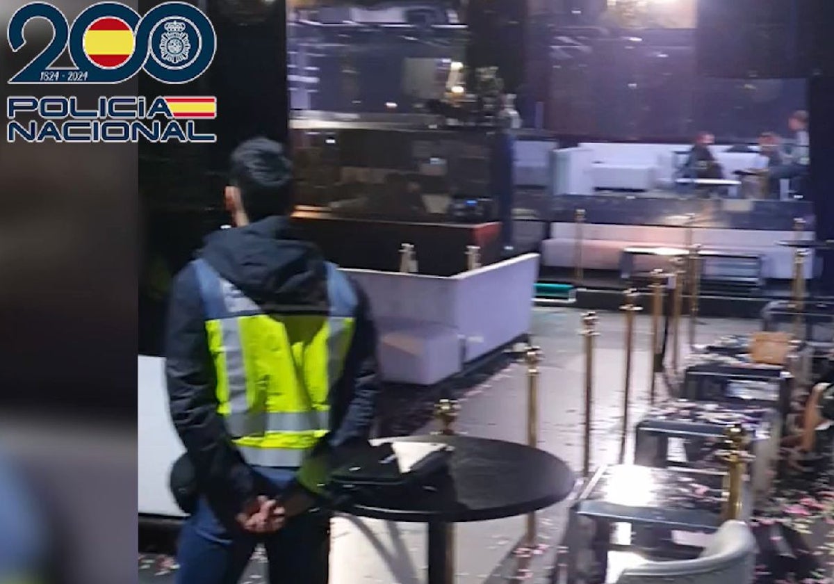 Agentes de la Policía Nacional durante una inspección en la discoteca del detenido