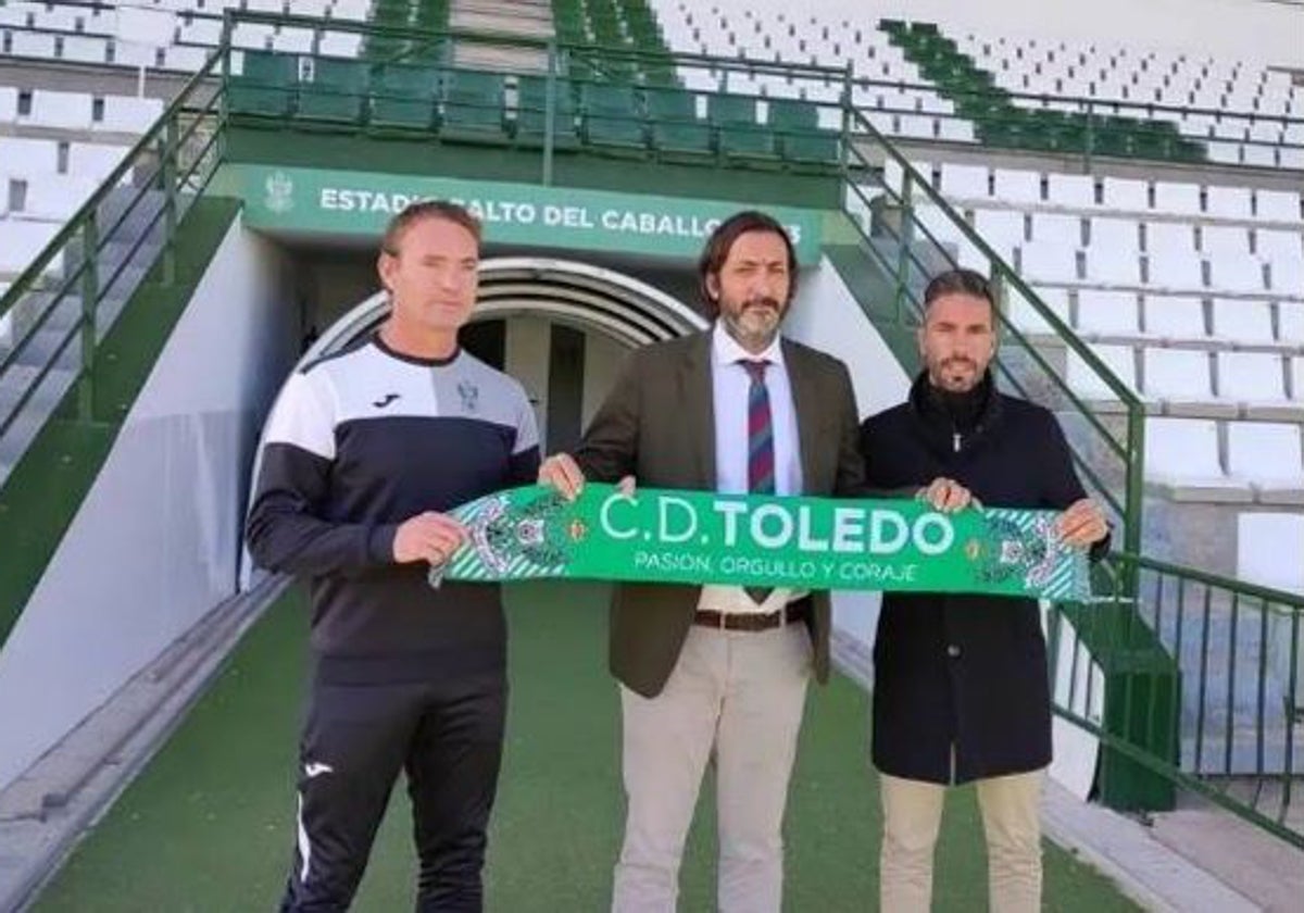 El entrenador, Rubén Gala, en su presentación junto con el presidente, Joaquín Sánchez-Garrido, y el director deportivo, Rubén Ramos