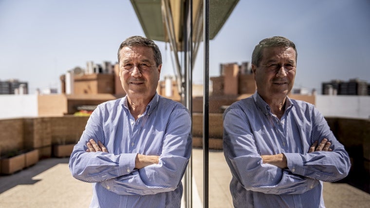 Marciano Gómez posa para ABC en la terraza de su despacho de la Conselleria de Sanidad