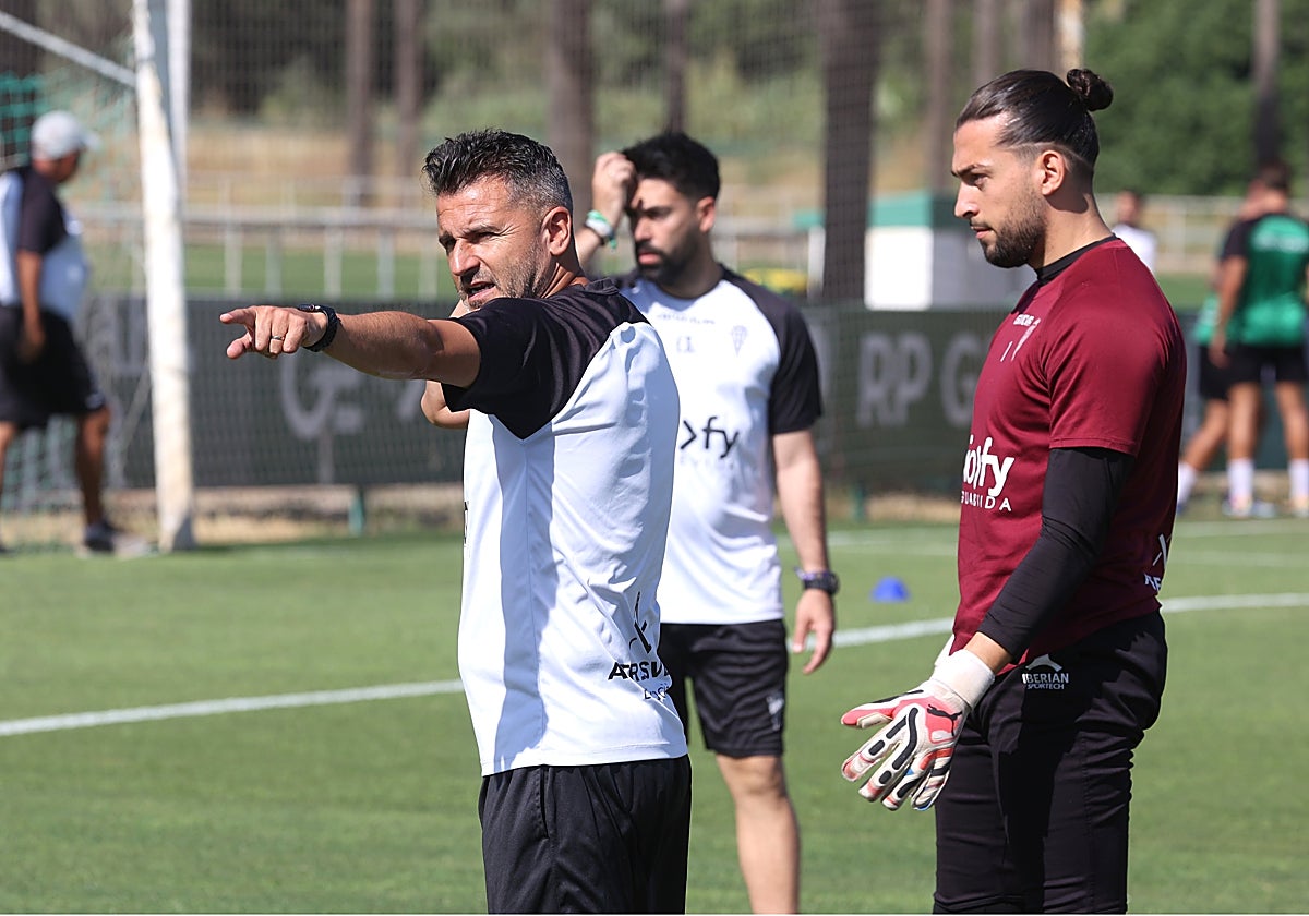 Iván Ania durante un entrenamiento junto al portero Lluís Tarrés