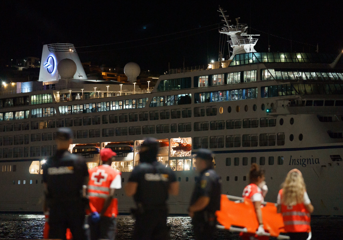 El crucero Insignia ha llegado la madrugada del viernes al puerto de Santa Cruz de Tenerife con los 71 inmigrantes, cuatro de ellos fallecidos