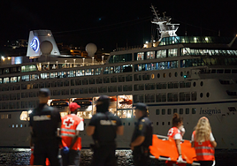 En el cayuco rescatado por el crucero ya habían muerto más de 35 personas