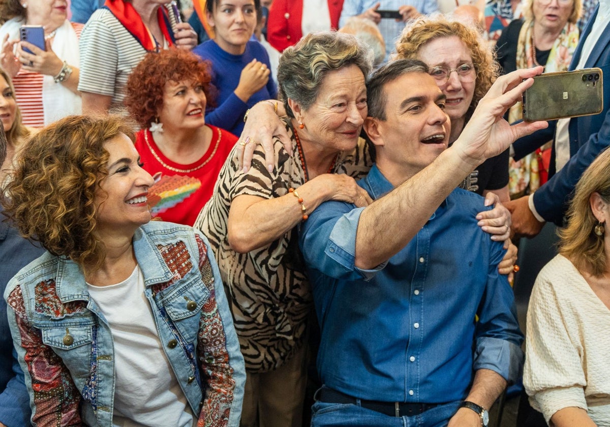María Jesús Montero, junto a Pedro Sánchez en el mitin de Benalmádena, días antes de las elecciones europeas