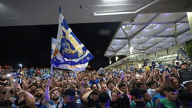 Marea blanquiazul en el aeropuerto de Málaga