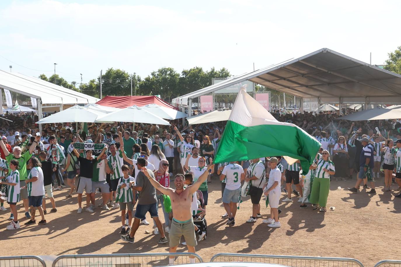 Fotos: el espectacular recibimiento de la afición al Córdoba CF y el ambiente en la Fan Zone