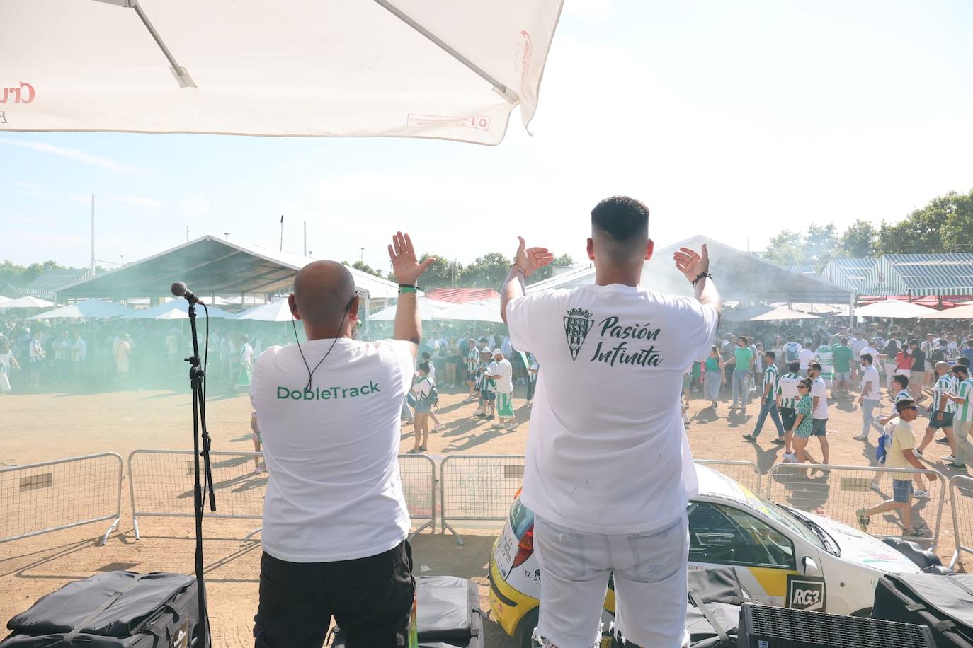 Fotos: el espectacular recibimiento de la afición al Córdoba CF y el ambiente en la Fan Zone