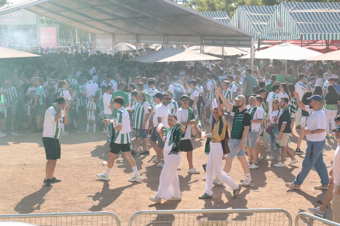 Fotos: el espectacular recibimiento de la afición al Córdoba CF y el ambiente en la Fan Zone