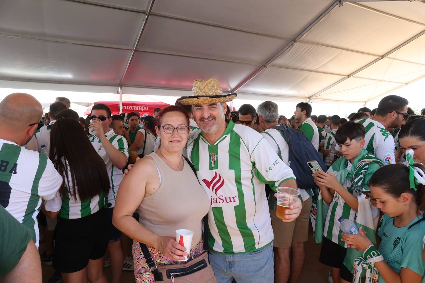 Fotos: el espectacular recibimiento de la afición al Córdoba CF y el ambiente en la Fan Zone