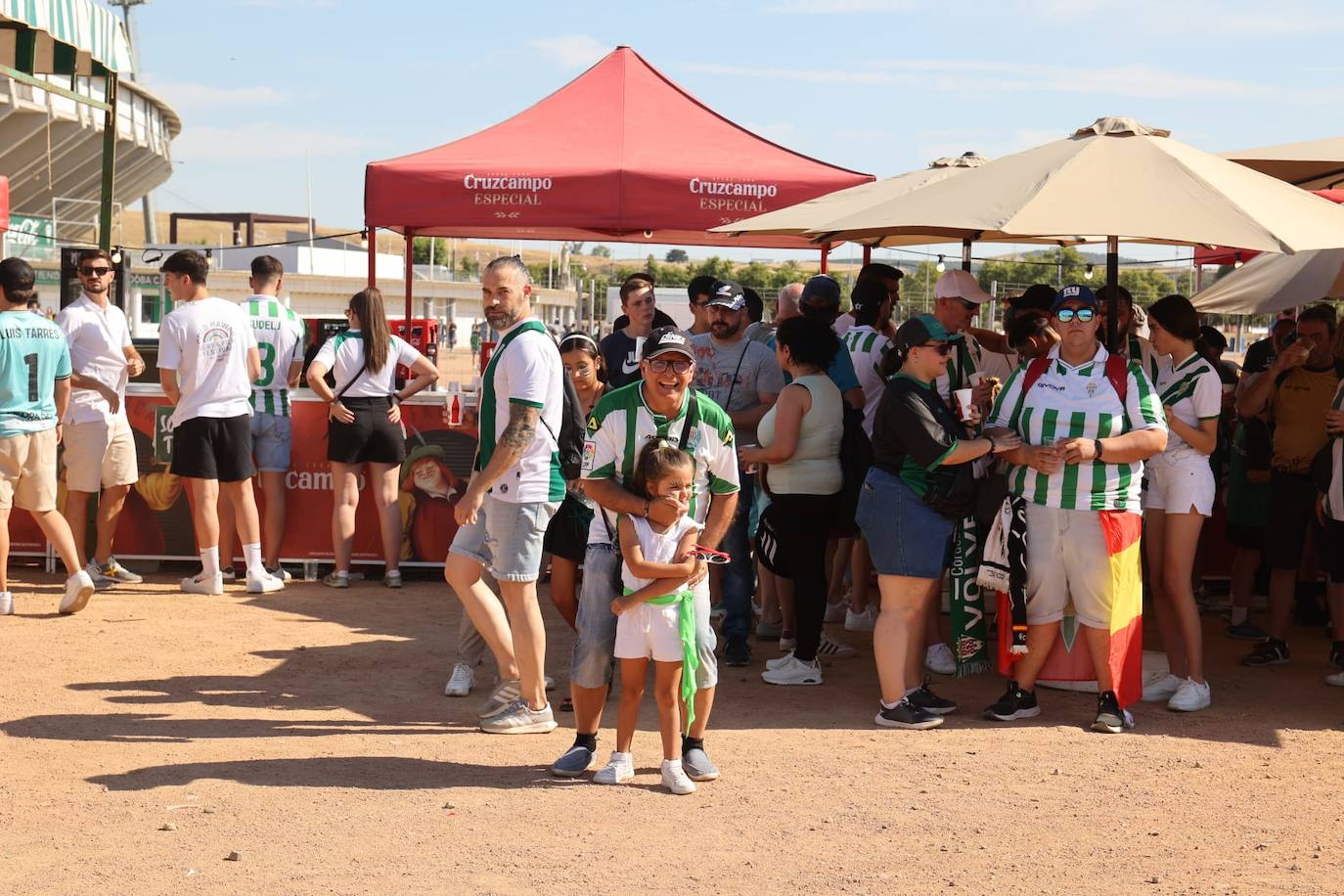 Fotos: el espectacular recibimiento de la afición al Córdoba CF y el ambiente en la Fan Zone