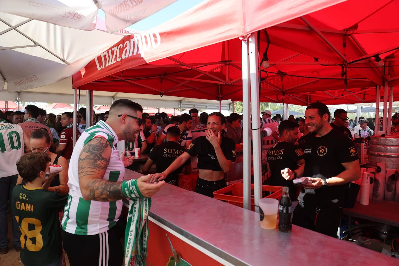 Fotos: el espectacular recibimiento de la afición al Córdoba CF y el ambiente en la Fan Zone