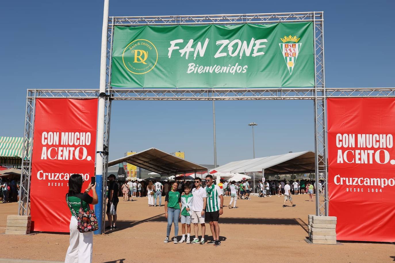 Fotos: el espectacular recibimiento de la afición al Córdoba CF y el ambiente en la Fan Zone